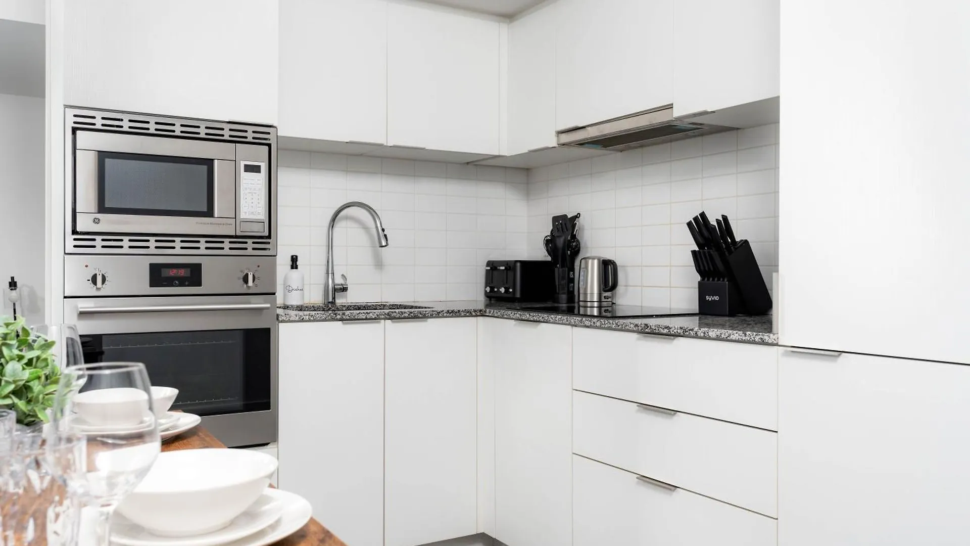 トロント2 Beds - Sleeps 3 Beside U Of T!アパートメント カナダ